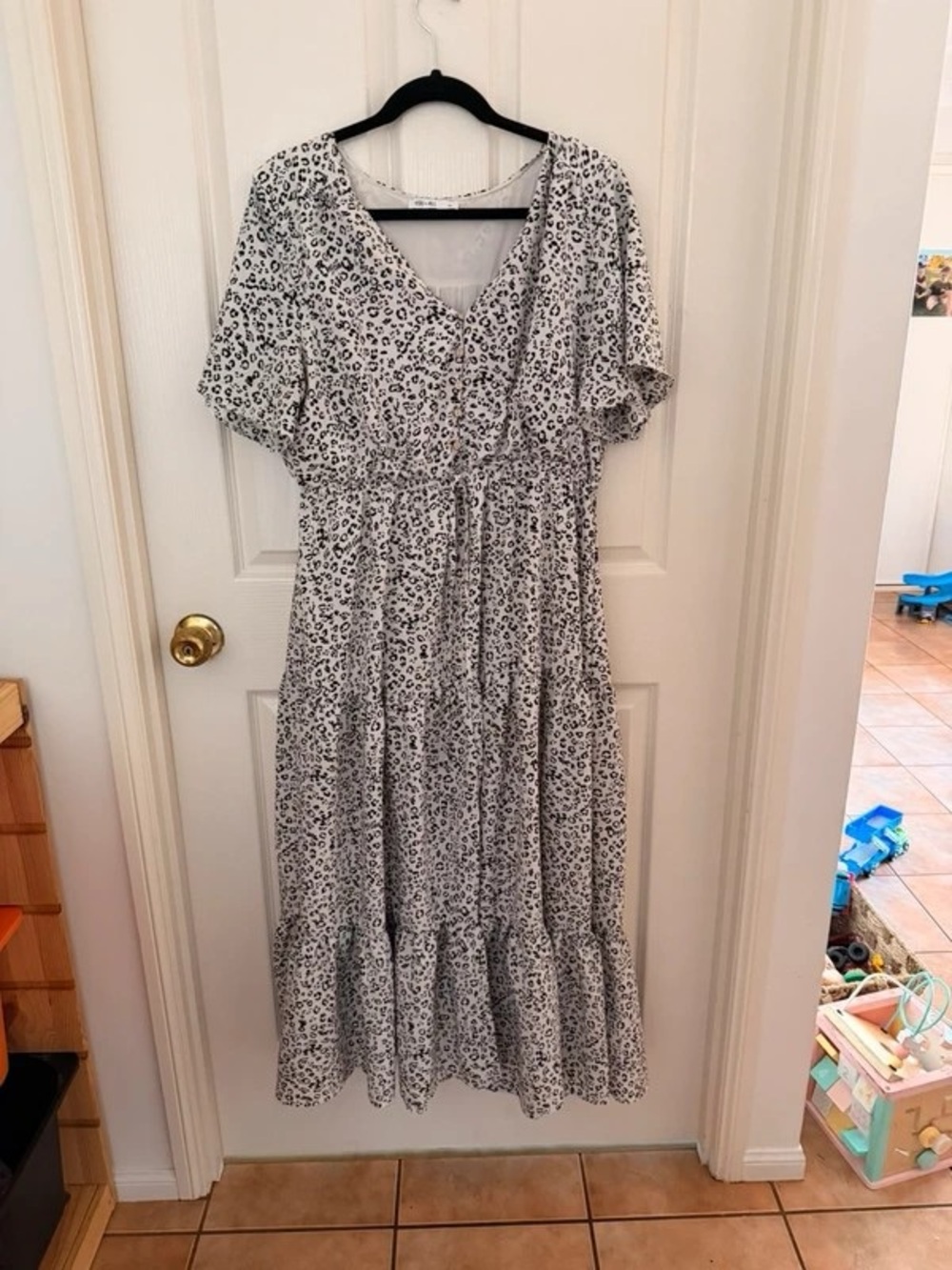 White Leopard Print Maxi Dress with V-Neck and Tie Waist
